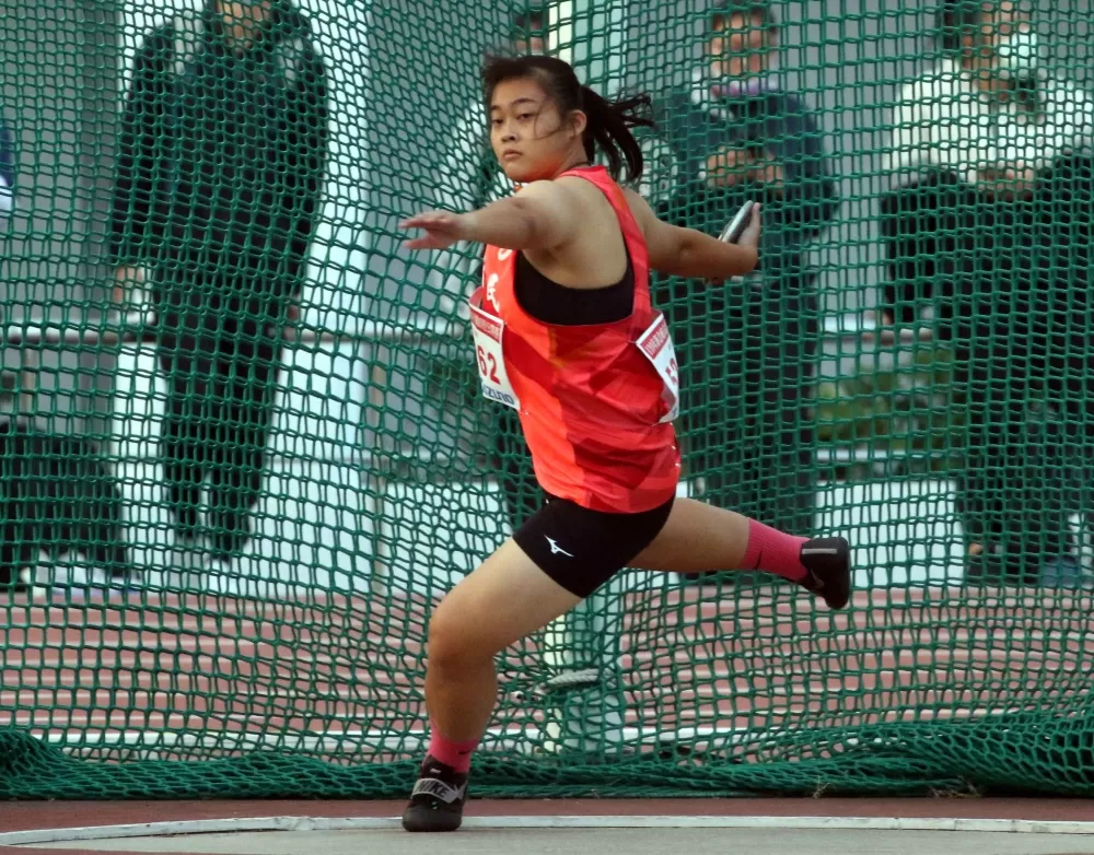 新民高中劉家茵在高女鐵餅破大會。林嘉欣／攝影。