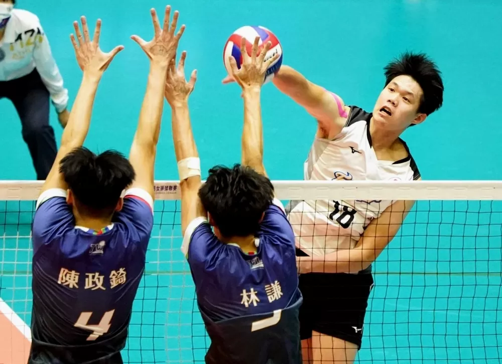 許紋誠貢獻17分,率屏東臺電以十戰全勝在上半季封王。排球協會提供。下同。