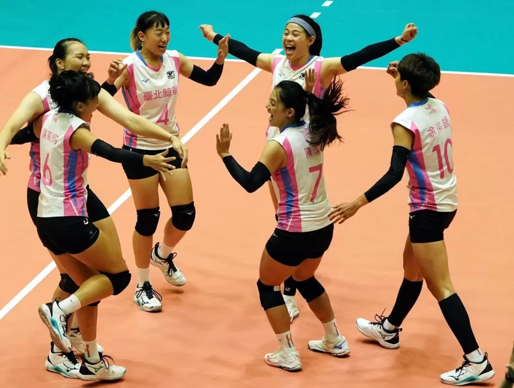 姐妹檔陳莉鎔(4號)、陳莉鈞(6號)挺身而出,臺北鯨華在上半季封后超嗨。排球協會提供。下同。