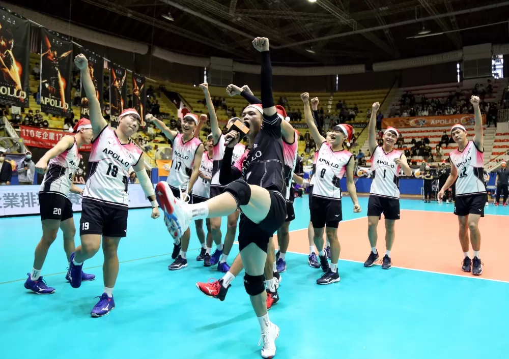 臺中太陽神和球迷提前過聖誕趴。