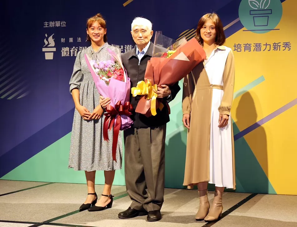 林德嘉老師(中)獲頒宏願獎。