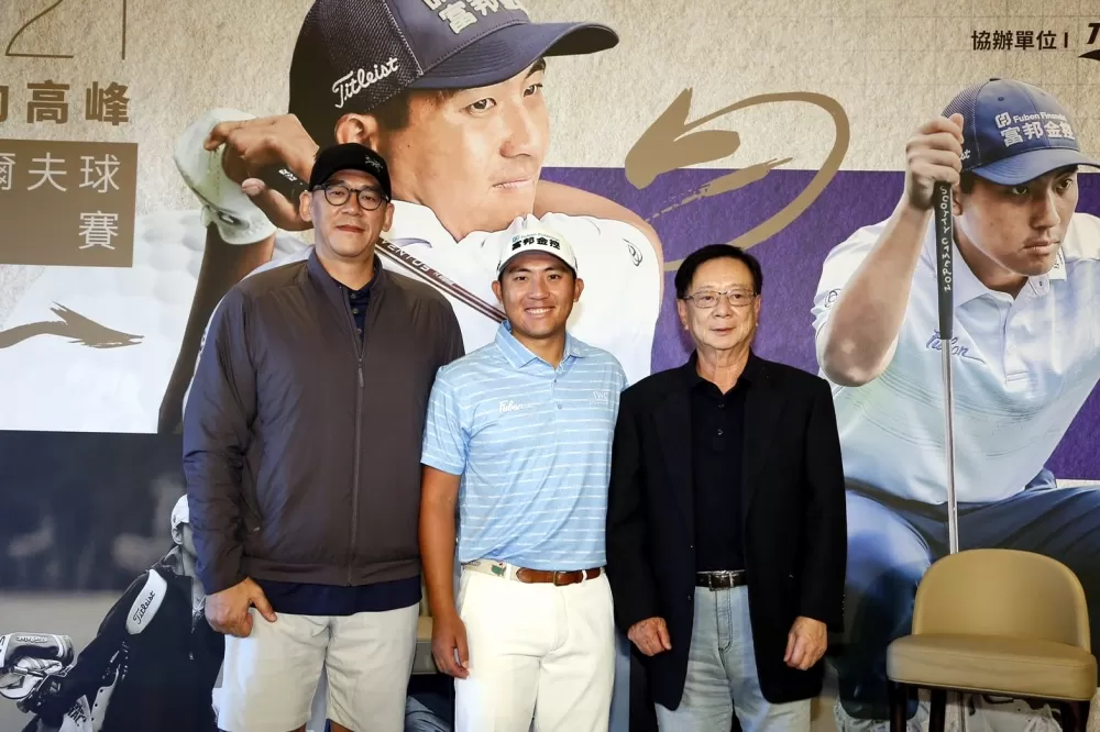 潘政琮(中)和台灣科技公益協進會理事長宣明智(右)深化合作。大會提供。