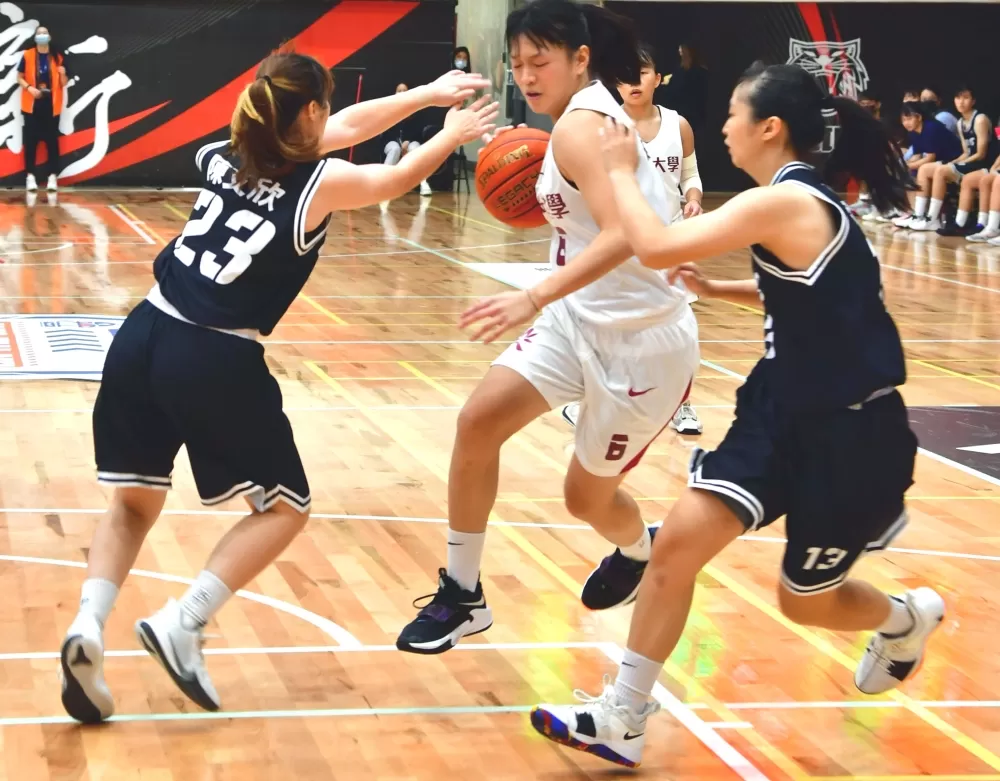 昔日普門隊友變今日對手,北護陳爻欣(左)、莊婷羽(右)包夾佛大連文鈴(中)。