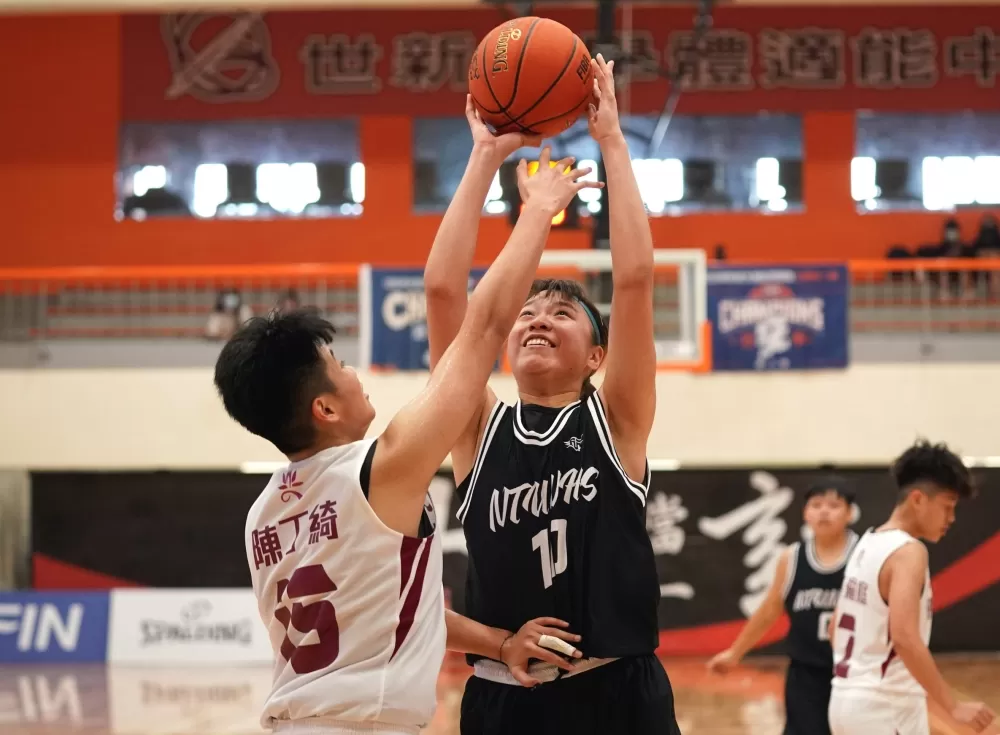 臺北護大李浩璟13分9籃板。