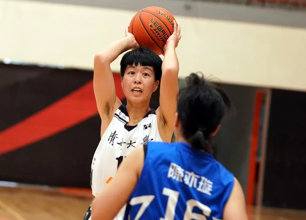 清華大學李芊僾10分15籃板。