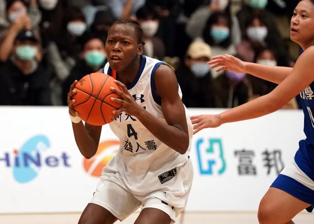 世新大學伊思尤瑪17分25籃板。