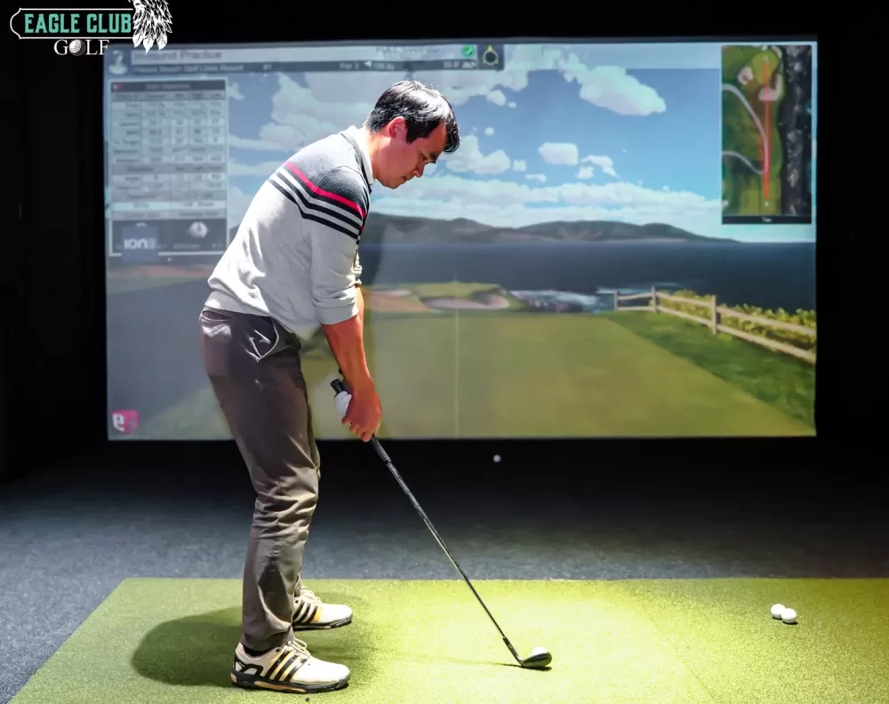 晉級最後一輪決賽的Jeff擊球,後面即是Full Swing室內練習模擬系統。