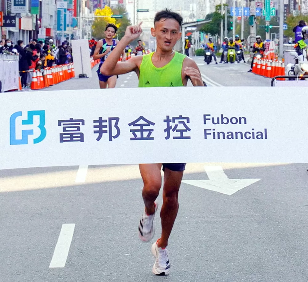 半程馬拉松男子組冠軍國立體大李立軍達標世大運。大會提供。