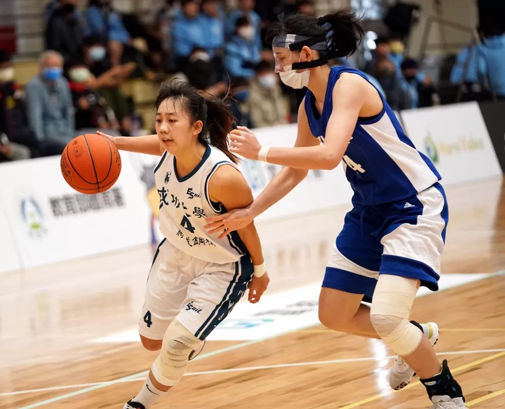 成功大學王勻妤連三場上雙,繳出17分7籃板5助攻。