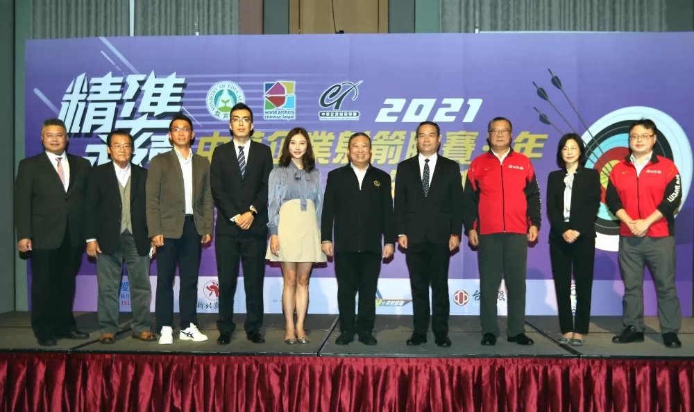 企箭三年領隊和長官合影。中華企業射箭聯盟／提供。