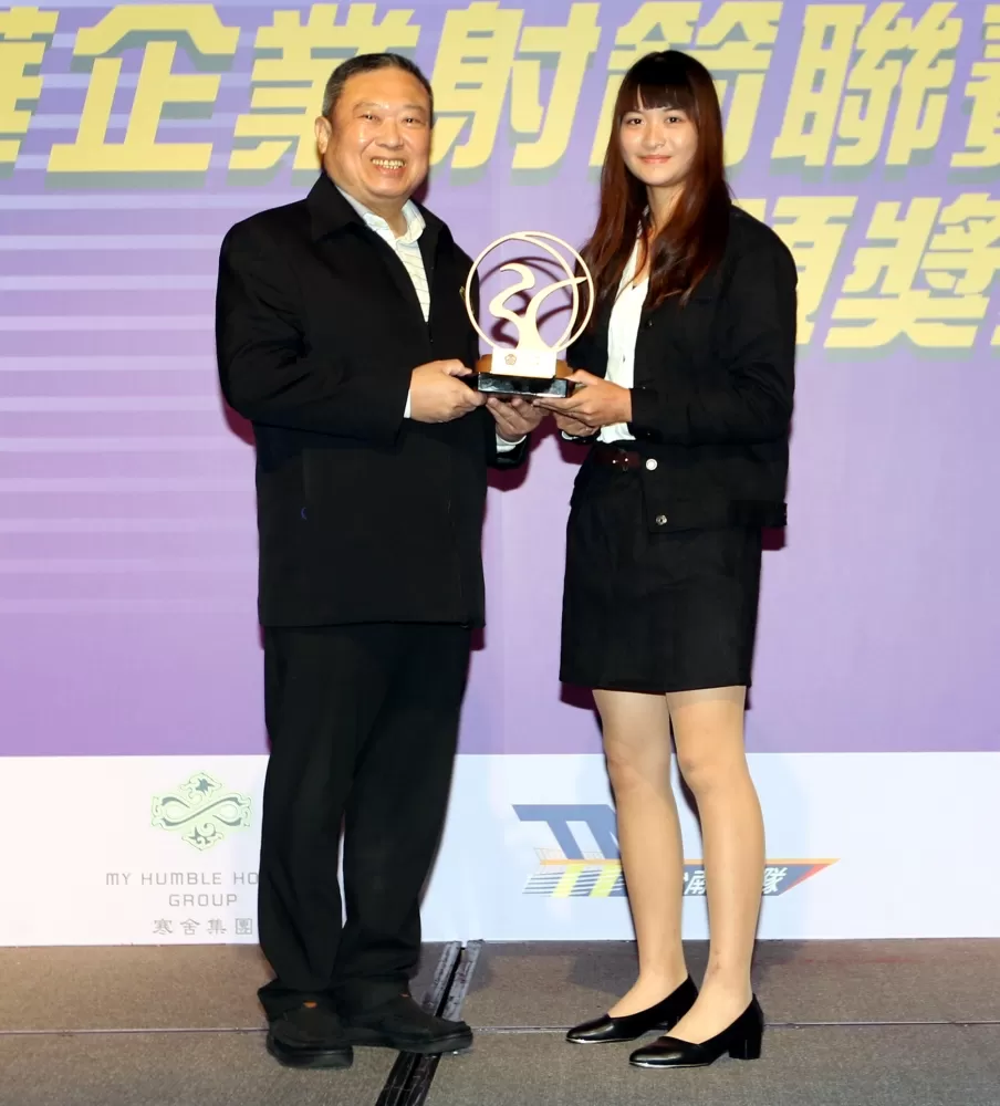 中華奧會主席林鴻道頒獎給箭林之后蘇思敏。中華企業射箭聯盟／提供。