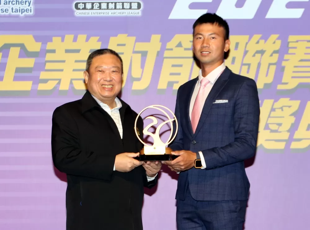 中華奧會主席林鴻道頒獎給箭林之王魏均珩。中華企業射箭聯盟／提供。