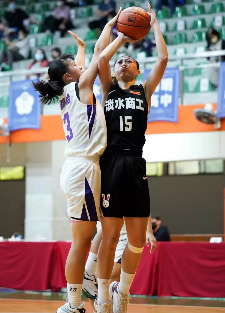 淡商高一菜鳥蔡菀娗17分、12籃板「雙十」,讓人驚艷。