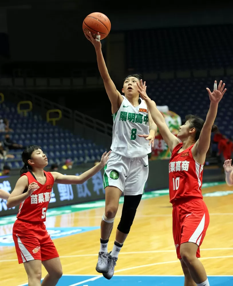 陽明的上季新人后高二後衛張聿嵐14分、8籃板、8抄截、4助攻。