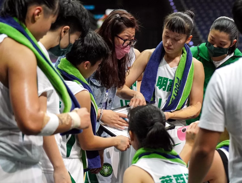 陽明教練李台英面授機宜。