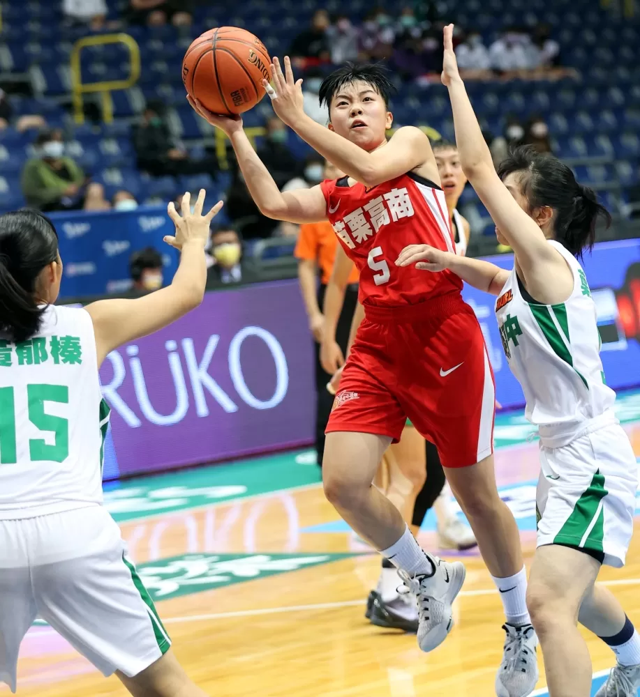 苗商主控古寶誼21分、4籃板、3抄截。