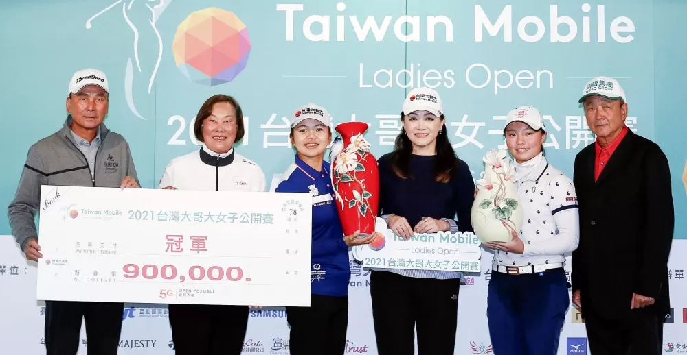 徐薇淩(中)手持冠軍盃,和最佳業餘選手黃亭瑄(右二)及貴賓合影。大會提供。下同。