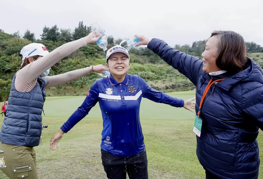 徐薇淩冠軍到手後,TLPGA理事長劉依貞(右)與另一名選手對她潑水祝賀。