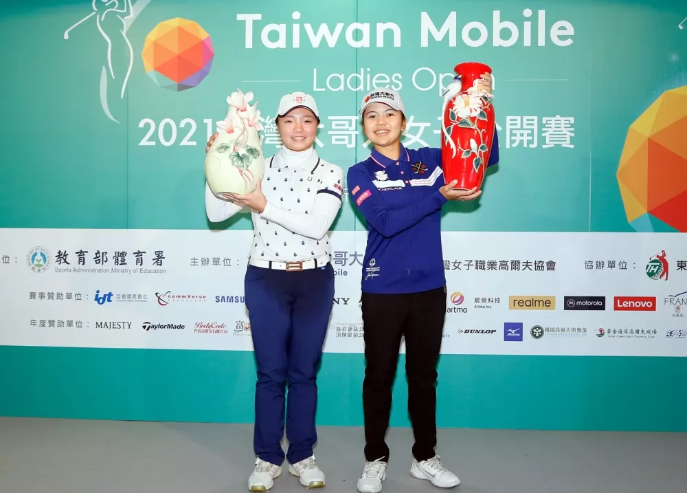 徐薇淩(右)和最佳業餘選手黃亭瑄合影。