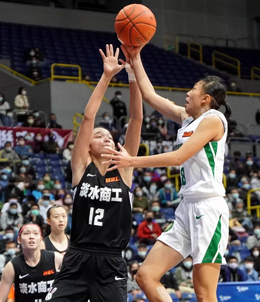 張聿嵐攻下28分、9籃板、5助攻率陽明結束對淡商16連敗。