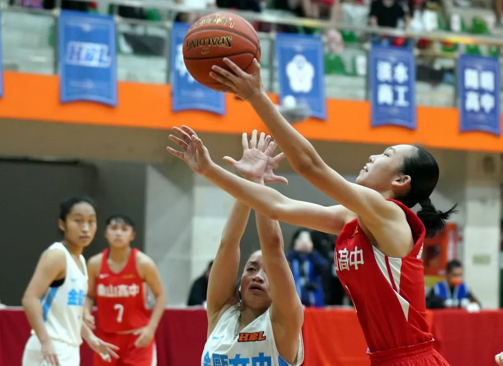南山劉芳瑜三分球7投中3拿16分。