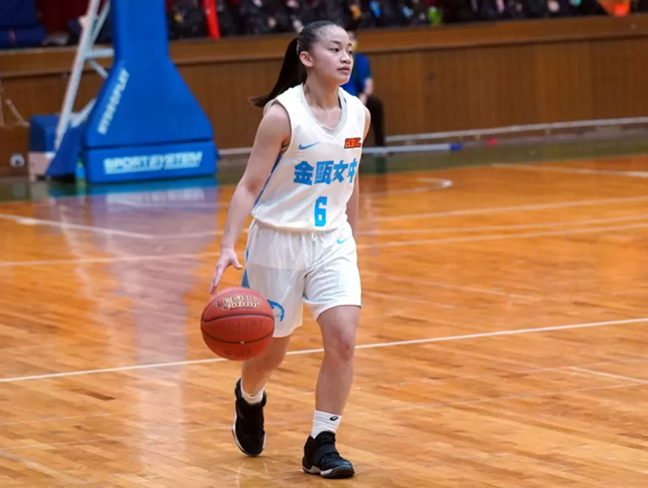 金甌鎮隊「大小配」的邱詠鈴16分、9籃板。