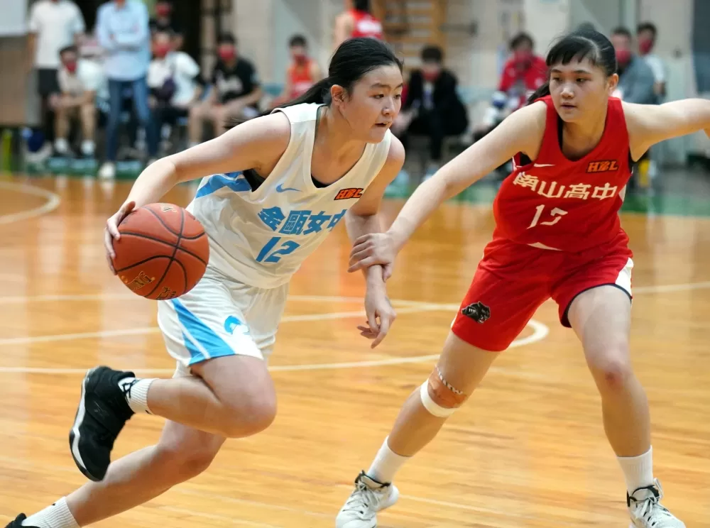 金甌游沁樺10分、11籃板「雙十」含決勝期2助攻1抄截。大會提供。下同。