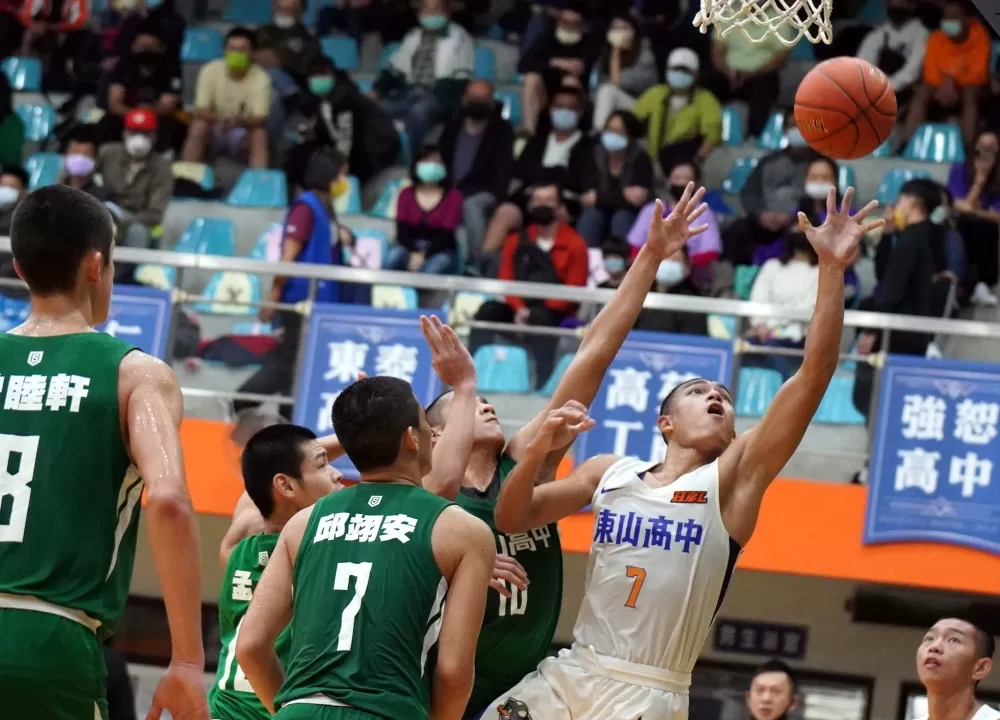 松山、東山大戰。大會提供。下同。