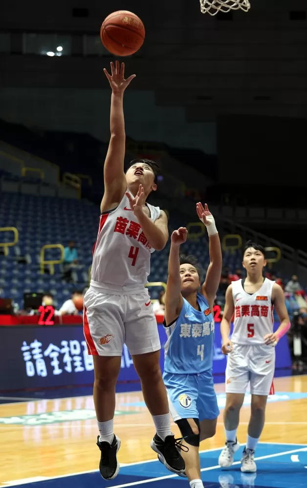 苗商高嬿婷11分。