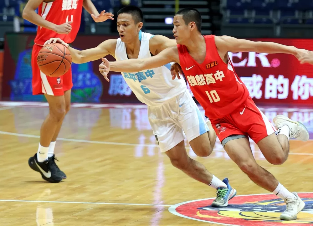 治平戴翊(左)、強恕陳軒搶球如跳雙人舞。