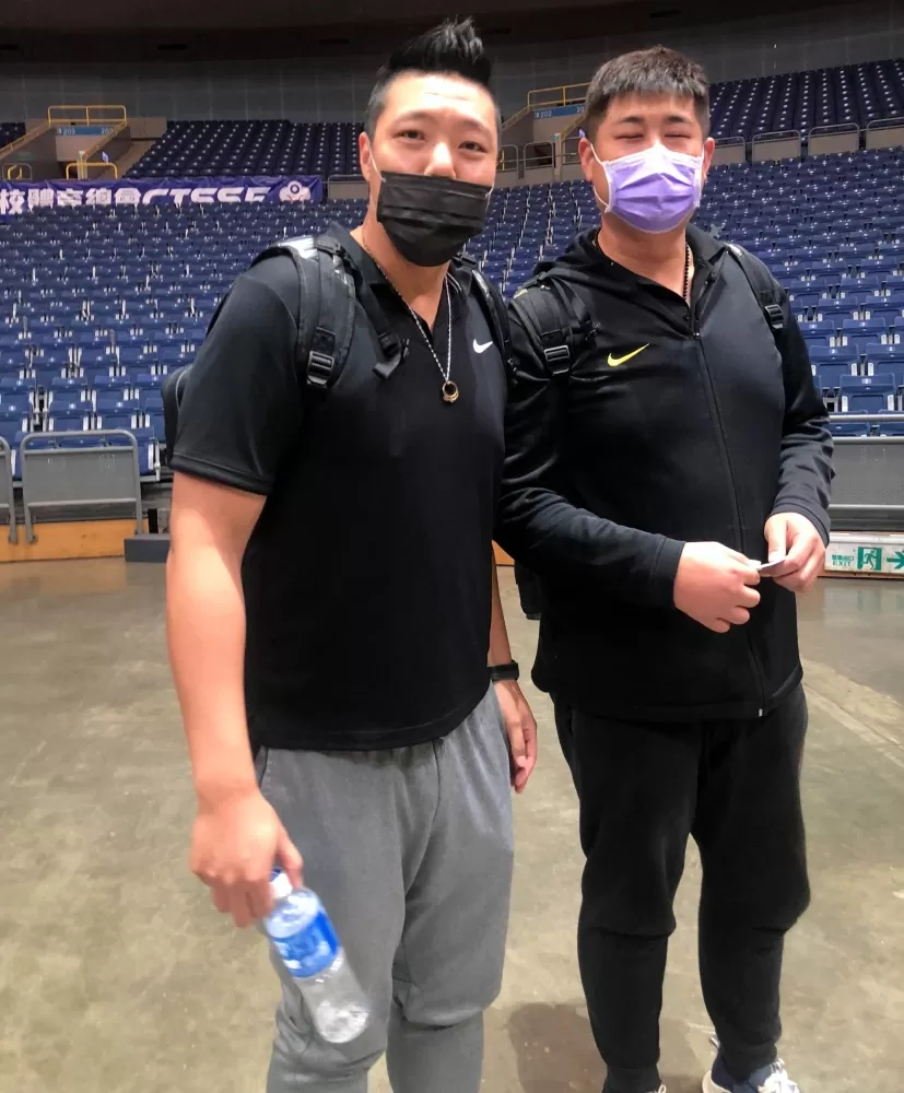 都逾195公分的HBL「雙塔教練」治平吳建龍(左)、強恕吳俊雄先兵後禮。