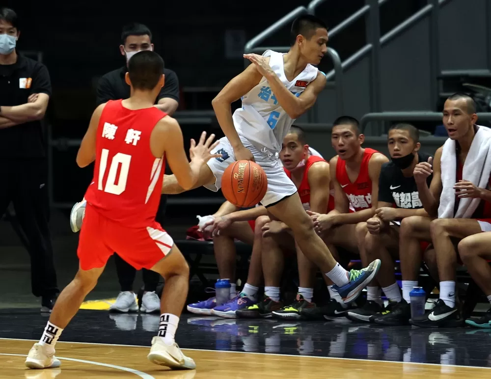 治平戴翊三分球12投中6,共拿23分、5籃板。大會提供。下同。