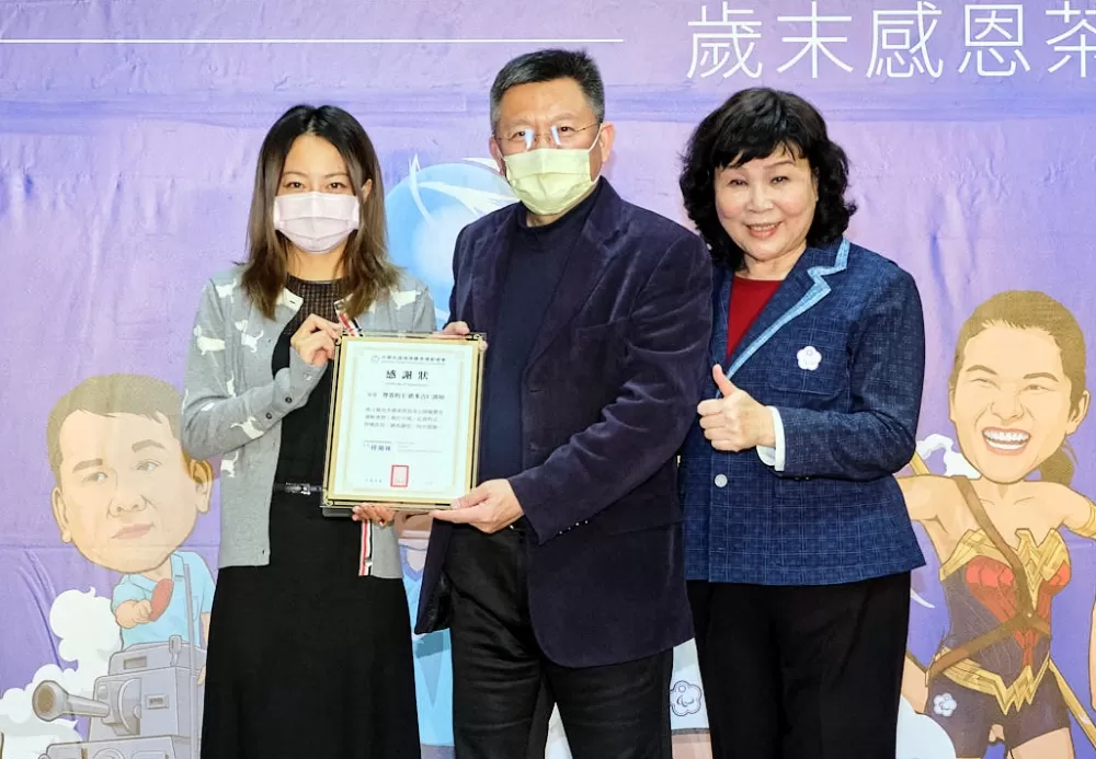 仁欽多吉仁波切代表顏聖儀獲頒感謝狀。