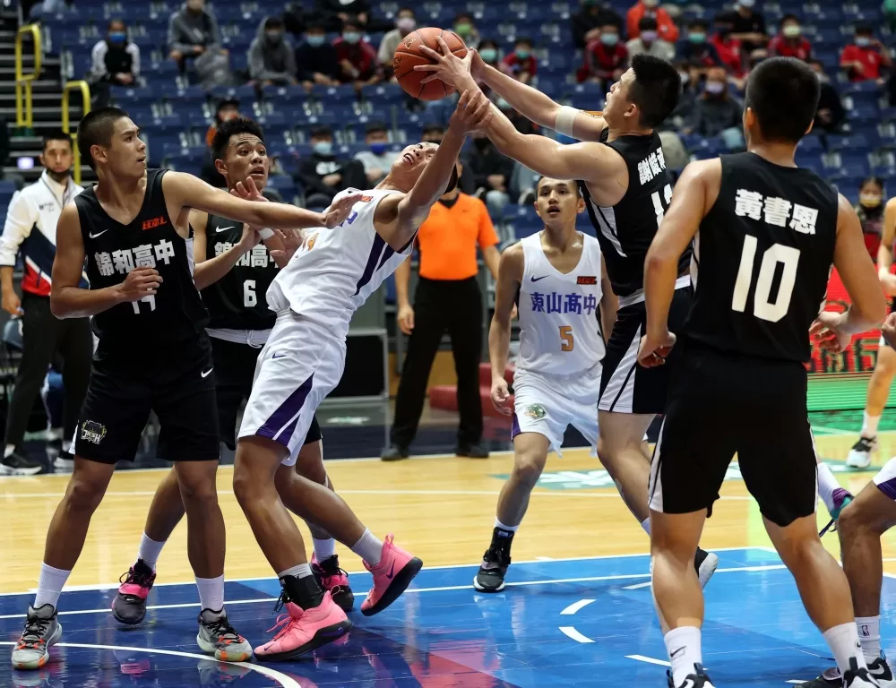 錦和高中寫「資格賽傳奇」首晉八強超嗨。大會提供。下同。