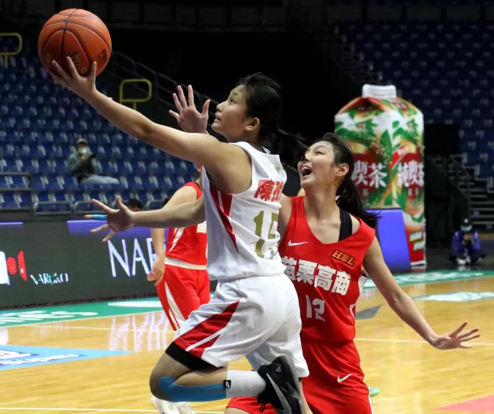 南山高一菜鳥陳孜綺終場前4.4秒騎馬射箭準絕殺,保住連7季八強。