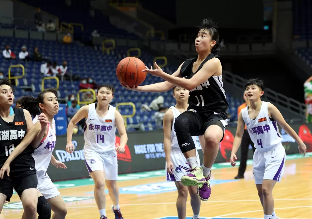 南湖高二後衛連容纓新高25分、7籃板、3助攻、5抄截領軍重返八強。