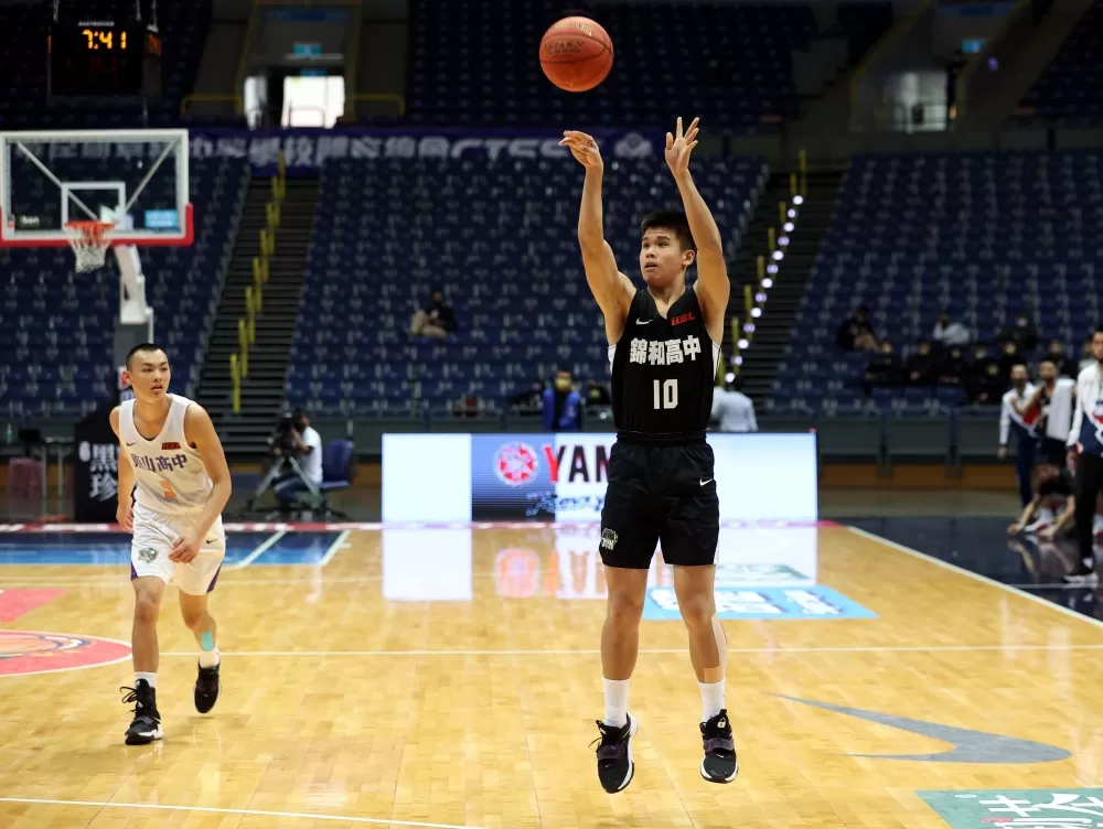 頂著腳踝骨裂的錦和黃書恩,第四節2記三分彈加最後1.3秒1罰得以加 班贏球晉級。