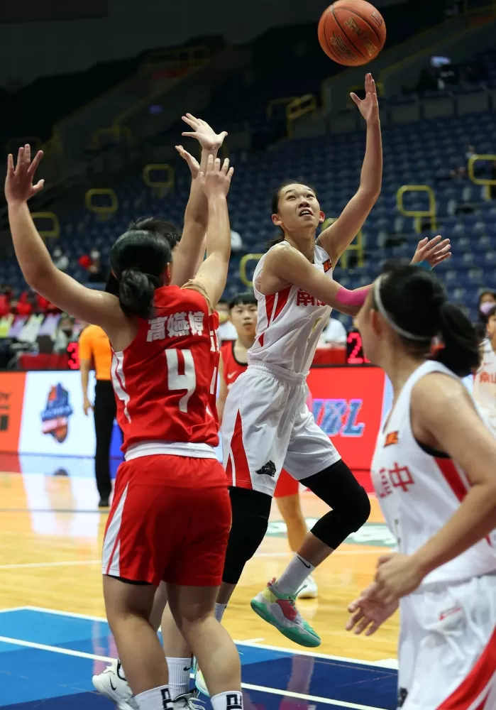 南山高二三分射手劉芳瑜漂亮左手鉤射。