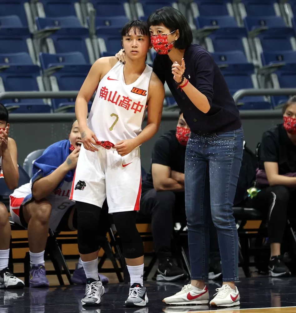 南山教練李陸臻執教逾20年首打外卡賽面授機宜。