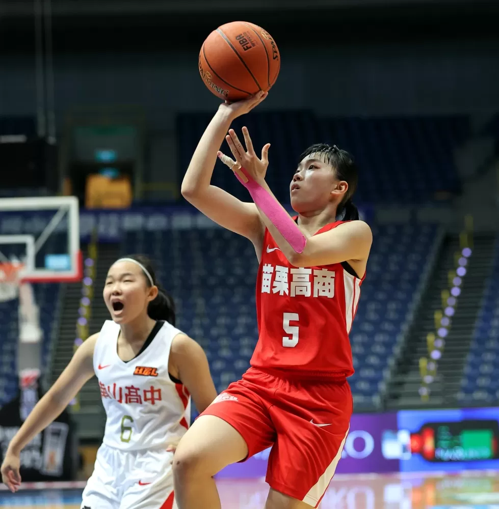 苗商古寶誼突破跳投。