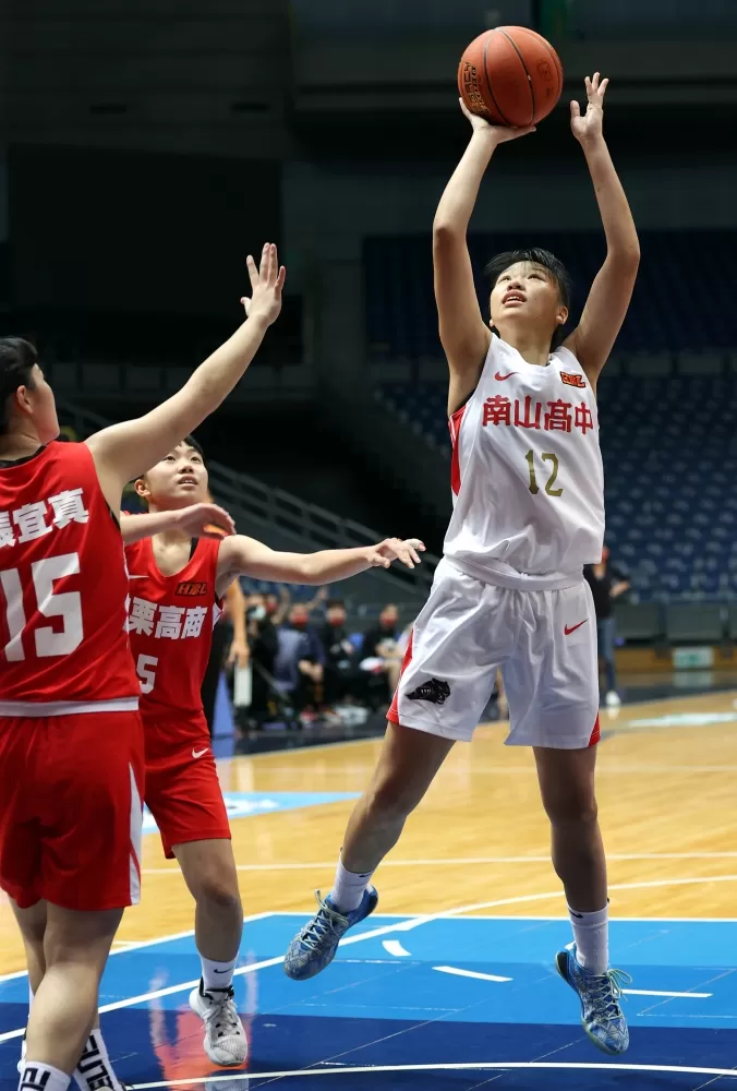 南山張家瑄再飆13分、17籃板開季4度「雙十」含決勝期超前三分彈。