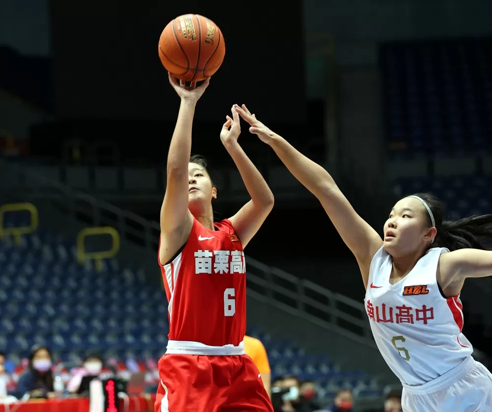 苗商前鋒張文 馨攻下15分。