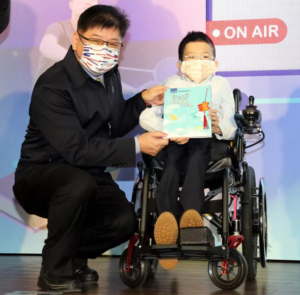 體育署洪志昌副署長將110年體育逆光飛翔天使專書贈與生命鬥士孫翊倫。