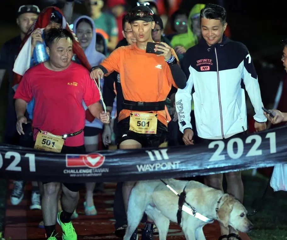 視障跑者呂冠霖參加馬拉松賽。