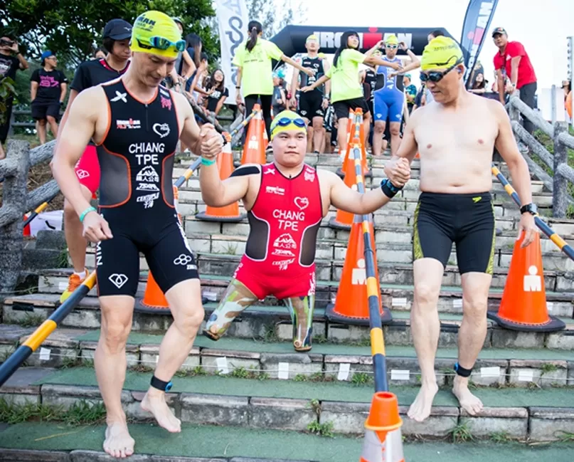 姜義村教授、前體育署署長高俊雄與肢障選手張維捷攜手參加IRONMAN。臺師大適應體育發展中心提供。下同。