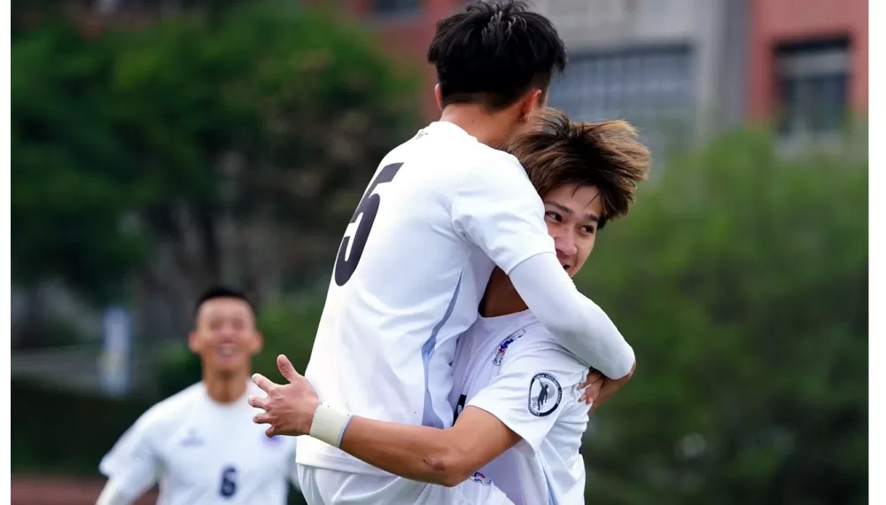 藍浩宇進球後與隊友慶祝。