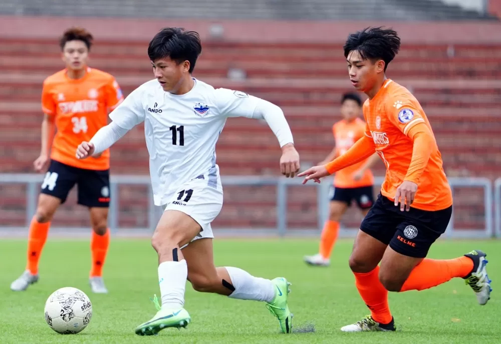 為銘傳攻進第一球的陳仕勛(白衣)。