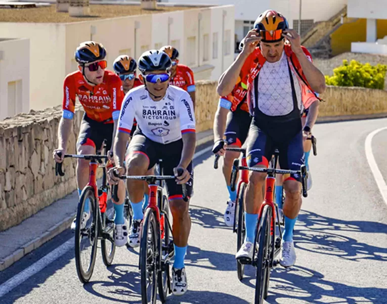 一襲白色勁裝的造型,讓身處集團的馮俊凱格外搶眼。巴林勝利車隊提供。下同