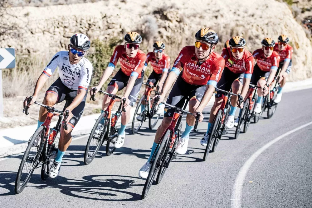 馮俊凱(左)穿上象徵台灣冠軍的戰袍參加冬訓。。