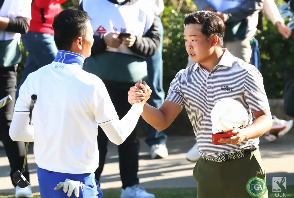 第三回合李玠柏(右)打出70桿以(-11)持續領先。